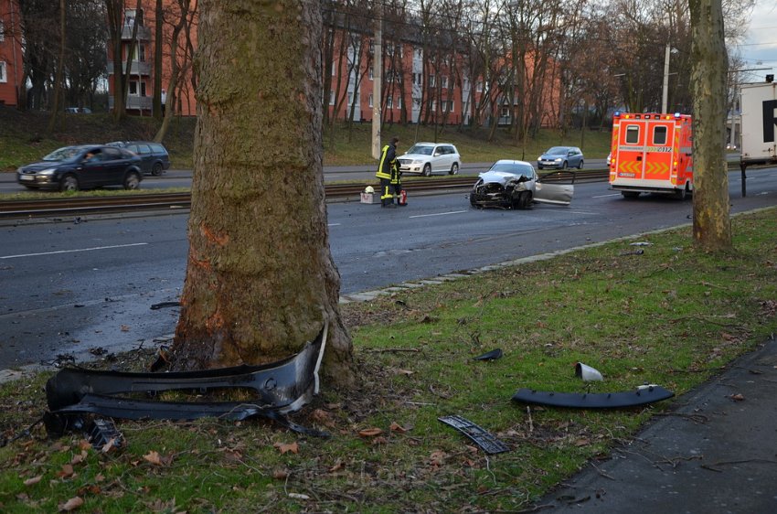 VU PKW Baum Koeln Muelheim Pfaelzischer Ring P006.JPG